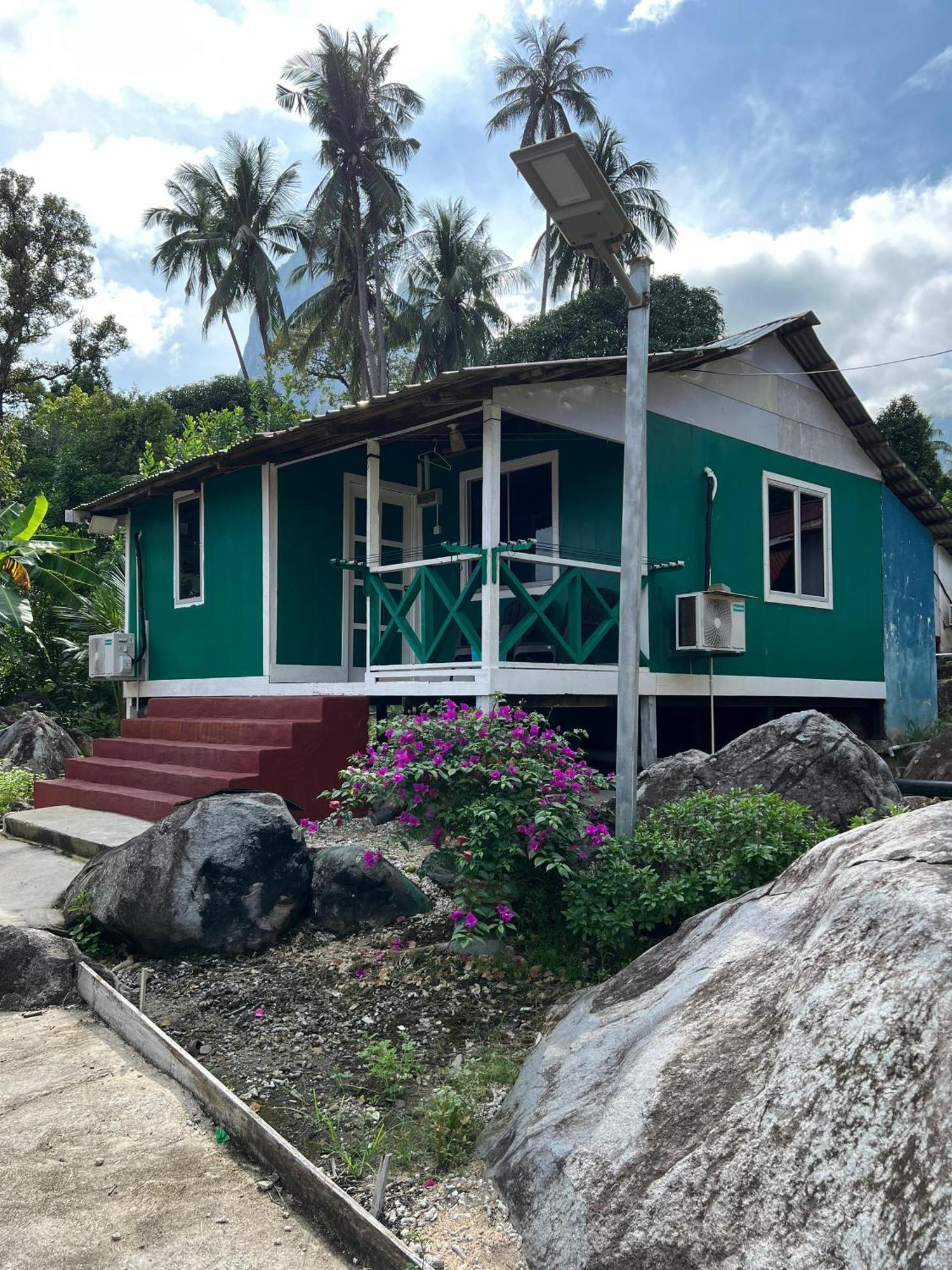 Mukut Coral Chalet Kampong Mukut Exterior foto